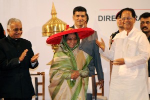 The President, Smt. Pratibha Devisingh Patil being welcomed by the Chief Minister of Assam, Shri Tarun Gogoi at the Fakhruddin Ali Ahmed Award-2006 presentation ceremony, in Guwahati on October 19, 2008. The Governor of Assam, Shiv Charan Mathur is also seen.